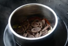 手工生巧,巧克力放在无油无水的容器中，放入温水锅里开最小火，边加热边搅拌。