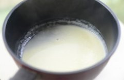 手工生巧,<a style='color:red;display:inline-block;' href='/shicai/ 8197'>淡奶油</a>、麦芽糖混合，小火加热至微微冒泡状。