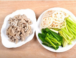 肥肠血旺,炒锅烧热,放2汤匙菜油烧热,下藕和香芹炒断生后,放蒜苗,调入适量盐炒断生盛入大碗。