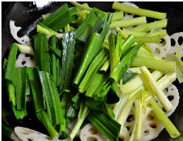 肥肠血旺,锅洗一下,烧干,放3汤匙菜油,油热后放花椒和<a style='color:red;display:inline-block;' href='/shicai/ 86474'>干辣椒</a>炒成棕红酥脆,单独捞出放凉。