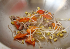 豉椒牛肉炒河粉,锅内入油，先将腌制好的<a style='color:red;display:inline-block;' href='/shicai/ 39791'>牛肉丁</a>翻炒，放入红椒，<a style='color:red;display:inline-block;' href='/shicai/ 2692'>黄豆芽</a>继续炒至熟。