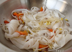豉椒牛肉炒河粉,接着加入<a style='color:red;display:inline-block;' href='/shicai/ 532'>河粉</a>，炒<a style='color:red;display:inline-block;' href='/shicai/ 532'>河粉</a>油可以适量放多一些