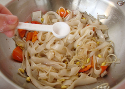 豉椒牛肉炒河粉,调入一些<a style='color:red;display:inline-block;' href='/shicai/ 692'>酱油</a>,不够咸再加入盐,继续翻炒