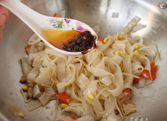 豉椒牛肉炒河粉,接着分别加入老干妈油辣椒。(不吃辣椒的童鞋们可以省略,另外这一步加剁椒也超级好吃!)