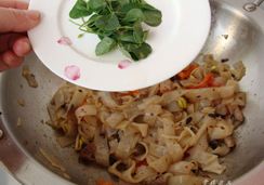 豉椒牛肉炒河粉,最后按自己喜欢加入绿叶菜,(白菜,菠菜,青菜等)用筷子在锅内翻炒均匀即可。