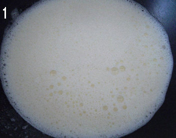 （胡萝卜）蛋饼,鸡<a style='color:red;display:inline-block;' href='/shicai/ 1108'>蛋</a>和150 g<a style='color:red;display:inline-block;' href='/shicai/ 219'><a style='color:red;display:inline-block;' href='/shicai/ 219'>牛奶</a></a>放入搅拌机快速打到起泡不消泡的状态