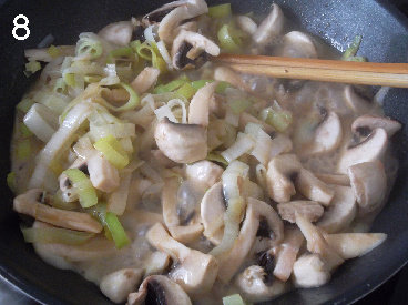 (胡萝卜)蛋饼,锅里给合适油,将葱白炒香,然后加入口蘑。倒入牛奶,淹没约1/3深的食材。转小火,慢慢烧到牛奶收掉一半、汤汁浓稠。用<a style='color:red;display:inline-block;' href='/shicai/ 788'>生抽</a>、盐、胡椒调味。关火,保温