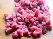 酱香杏鲍菇牛肉粒,将<a style='color:red;display:inline-block;' href='/shicai/ 973'>牛里脊</a>切成小方丁。