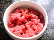 酱香杏鲍菇牛肉粒,在将牛里脊丁调入盐和<a style='color:red;display:inline-block;' href='/shicai/ 894'>黄酒</a>腌制片刻,最后放入生粉抓匀。