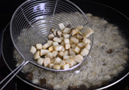 酱香杏鲍菇牛肉粒,锅中放入适量油,用中火将杏鲍菇炸成金黄色