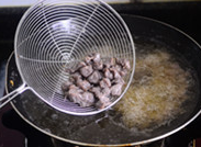 酱香杏鲍菇牛肉粒,再放入牛里脊丁用小火慢慢浸熟,捞出沥干油待用