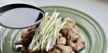 豉油鸡块,把剩下的葱丝放在鸡肉上,锅内倒底油,油开后淋到葱丝和鸡肉上