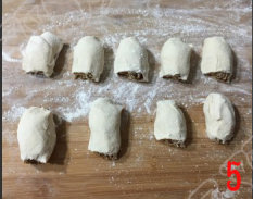 麻汁红糖饼 ,揪成长约8-10厘米的段