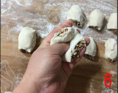 麻汁红糖饼 ,将其对折,截面朝上