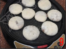 麻汁红糖饼 ,平底锅或者电饼铛预热,将饼码入