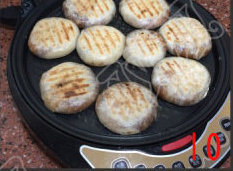 麻汁红糖饼 ,开启烙饼功能,煎至两面金黄即可