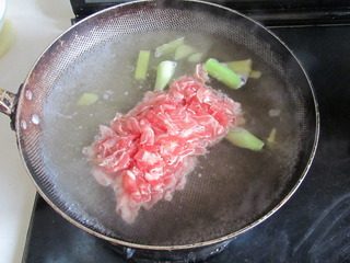 白灼肥牛,烧锅开水， 在水中加入姜片， 葱段和适量的料酒，水开后， 加入<a style='color:red;display:inline-block;' href='/shicai/ 226'>肥牛</a>片；