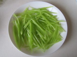 白灼肥牛,准备好盘子， 在底部铺好<a style='color:red;display:inline-block;' href='/shicai/ 174'>莴苣</a>丝；