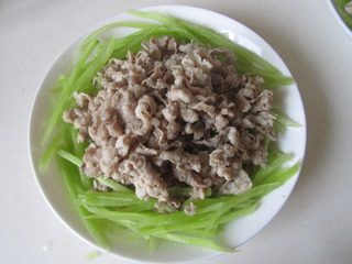 白灼肥牛,将白灼好的肥牛捞起后放在莴苣丝上；