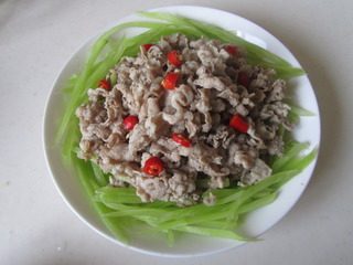 白灼肥牛,在表面上撒些红辣椒粒；
