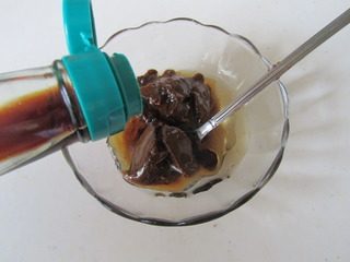 白灼肥牛,在装有芝麻酱的碗中放入适量的美极鲜酱油，醋和适量盐，再加入点小麻油；