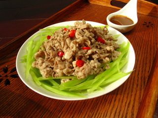 白灼肥牛,放入调料勺中， 与菜一起端上桌。