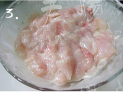 新版鱼咬羊,鱼片用蛋清,盐,白胡椒,腌渍十分钟后,用淀粉抓拌均匀静置五分钟