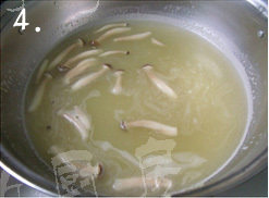 新版鱼咬羊,锅里放足量的水,把浓汤宝,<a style='color:red;display:inline-block;' href='/shicai/ 250'>蟹味菇</a>放入烧开
