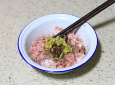 千层肉酥饼,肉馅中加入<a style='color:red;display:inline-block;' href='/shicai/ 2802'>老姜</a>末、<a style='color:red;display:inline-block;' href='/shicai/ 10588'>糖</a>、<a style='color:red;display:inline-block;' href='/shicai/ 692'>酱油</a>、<a style='color:red;display:inline-block;' href='/shicai/ 847'>香油</a>、<a style='color:red;display:inline-block;' href='/shicai/ 852'>辣椒油</a>、<a style='color:red;display:inline-block;' href='/shicai/ 9'>鸡蛋</a>、盐、胡椒末，搅拌均匀，腌二十分钟