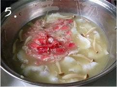 新版鱼咬羊,下入鱼片烧开,再放入羊肉片,小火煮开后慢慢撇去浮沫。尝一下,调入盐,白胡椒,中小火煨三到五分钟