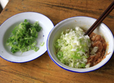千层肉酥饼,<a style='color:red;display:inline-block;' href='/shicai/ 138'>大葱</a>分葱白和青葱部分,都切细,葱白加入肉馅中,青葱另放