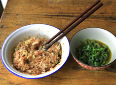 千层肉酥饼,肉馅和葱白搅拌均匀，锅中热小半碗油，趁热倒入青葱碗中