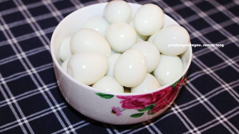红酒鸡中翅烩鹌鹑蛋,<a style='color:red;display:inline-block;' href='/shicai/ 12'>鹌鹑蛋</a>煮熟拨壳、<a style='color:red;display:inline-block;' href='/shicai/ 678'>白芝麻</a>热锅炸香待用；
