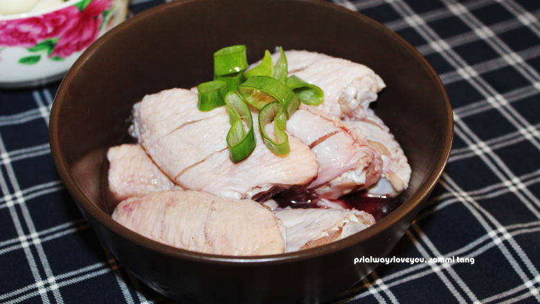 红酒鸡中翅烩鹌鹑蛋,腌鸡翅:用少许盐、味精、胡椒、腌约1.5-2小时;