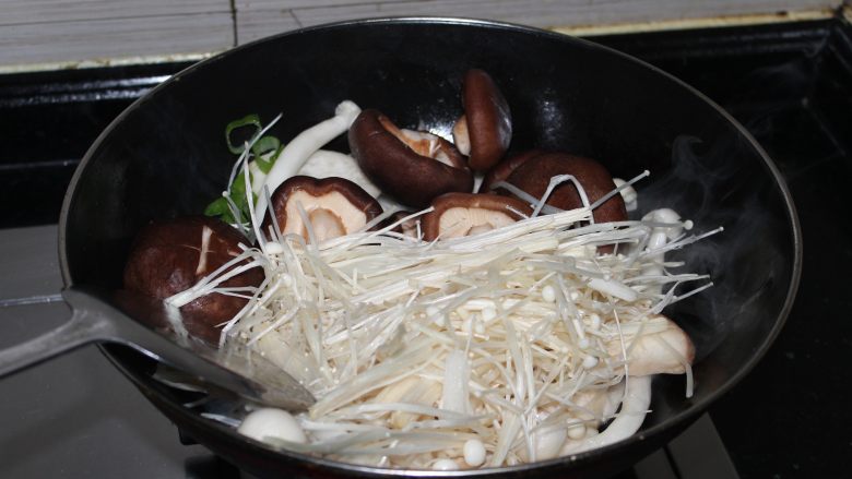 什锦杂菇煲 ,热锅倒入油,油热后放入生姜翻炒,将菇类倒入锅里,加入少许盐,轻轻翻炒2分钟左右,捞出备用;