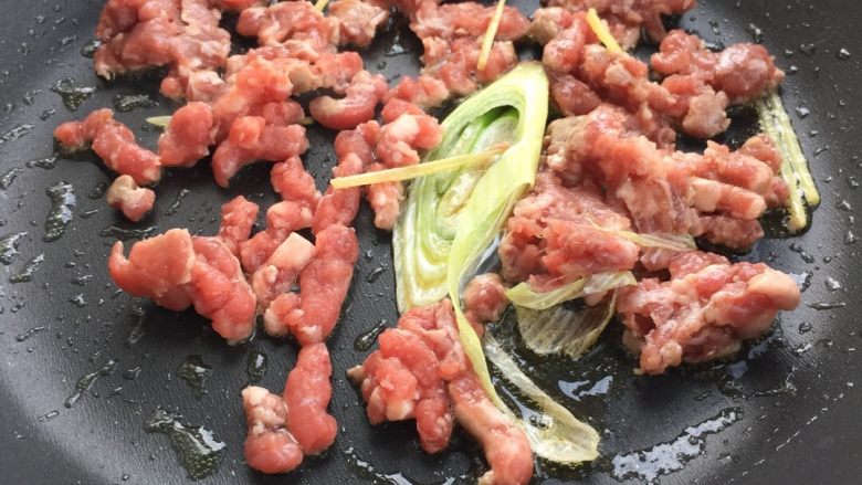 韩式海带汤,放入牛肉馅翻炒至变色后加入适量水大火烧开。