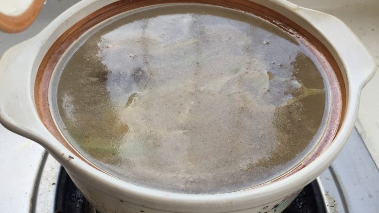 韩式海带汤,倒入砂锅中撇去浮末。