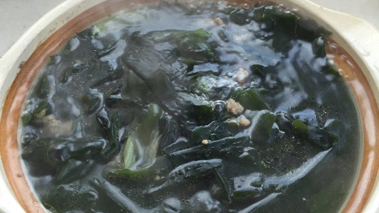 韩式海带汤,下入海带盖上锅盖小火炖10分钟至闻到海带的香味。