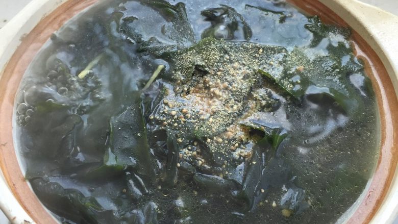 韩式海带汤,加入适量盐和白胡椒粉转大火煮沸1分钟上桌。