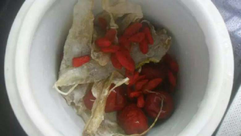 玫瑰🌹牛奶炖花胶,把全部材料除【玫瑰🌹,】以外放进炖盅