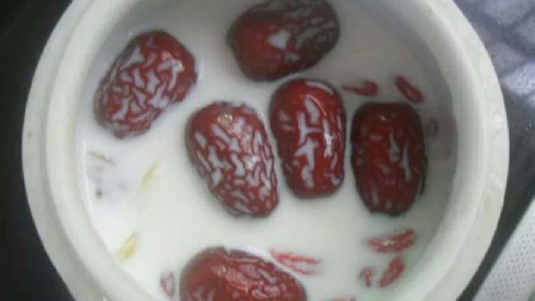 玫瑰🌹牛奶炖花胶,加入适量牛奶