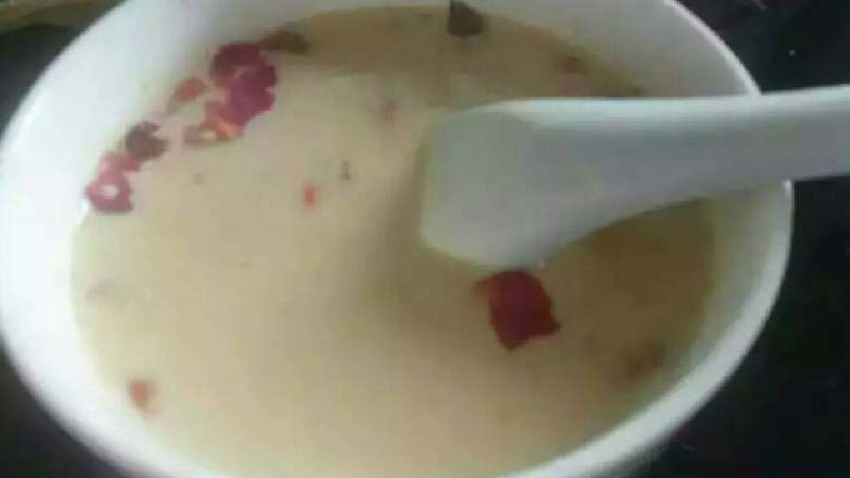 玫瑰🌹牛奶炖花胶,炖好的花胶加入适量玫瑰花🌹