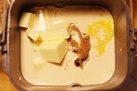 潘妮托尼土司,全部材料放入面桶,酵母因为量比较大,酵母盒放不下,所以一起放入面包桶里。