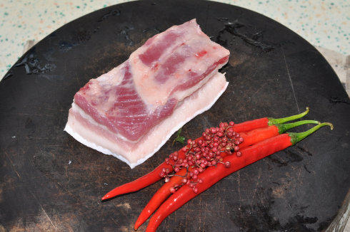 鲜椒乳香白肉,<a style='color:red;display:inline-block;' href='/shicai/ 428'>五花肉</a>一块、<a style='color:red;display:inline-block;' href='/shicai/ 18694'>鲜花椒</a>少许、鲜二荆条<a style='color:red;display:inline-block;' href='/shicai/ 62'>辣椒</a>少许