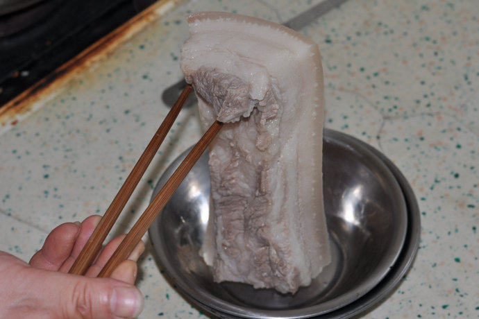 鲜椒乳香白肉,五花肉加花椒粒、老姜片、大葱、料酒冷水下锅煮30分钟至全熟,