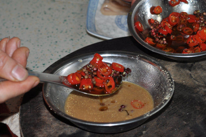 鲜椒乳香白肉,另备一调料碗,加入一块豆腐乳、少许美极鲜酱油、盐