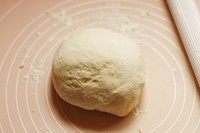 银丝卷,全部材料混合揉成光滑的面团。（用松下面包机揉面的话就是运行一个饺子皮程序。）