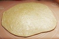 银丝卷,盖上湿布松弛5分钟。擀开。并在表面刷上油。
