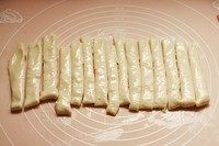 银丝卷,切成粗条。