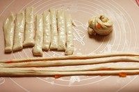 银丝卷,3-4条为一组，拉成细长条。扭在一起。